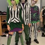 Beetlejuice Halloween smink trió – zöld paróka, csíkos ruha és kreatív arcfestés